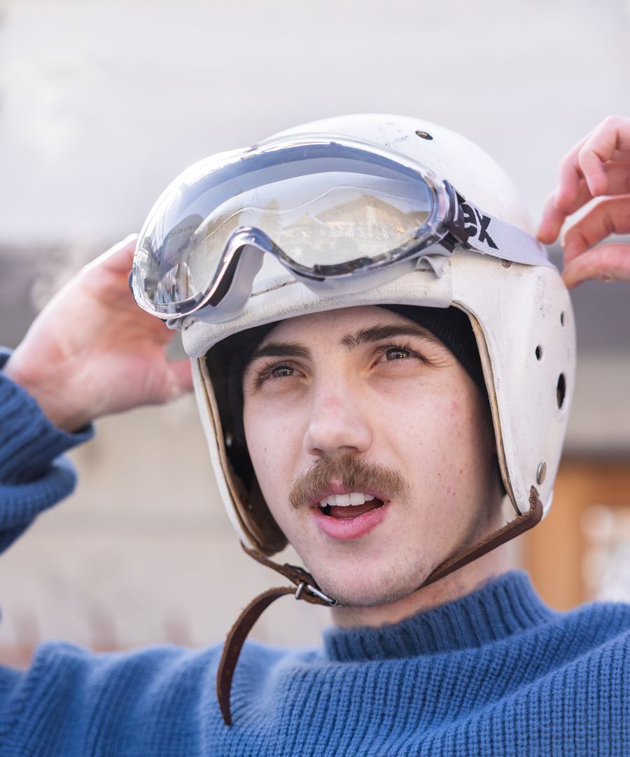 Fahrer mit altem Lederhelm und Schutzbrille