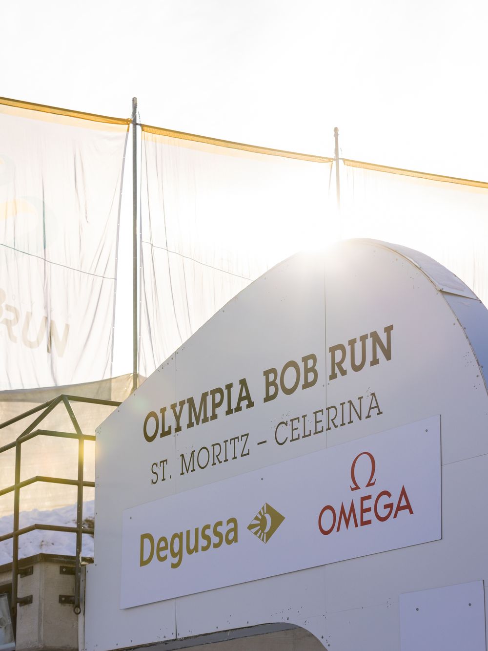 Beschilderung des Olympia Bob Run St. Moritz–Celerina im Gegenlicht